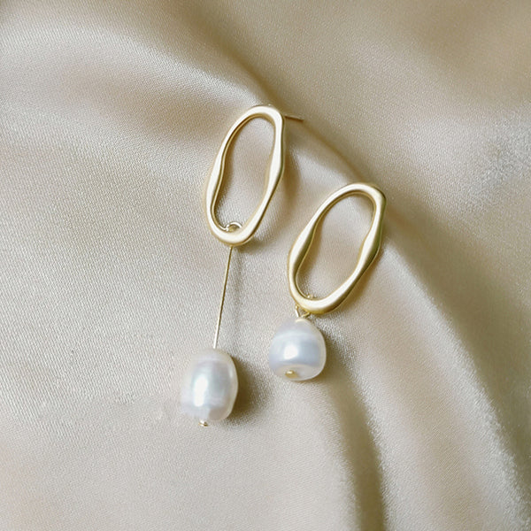 Asymmetrical ? Pearl Earring