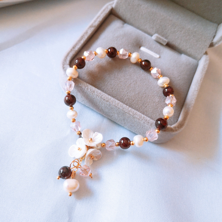 Three-petal flower • Pearl agate bracelet