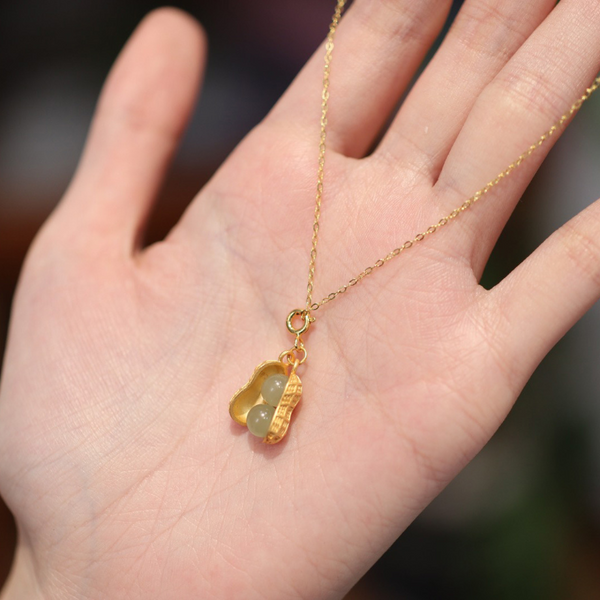 Peanuts • Emerald Jade stone necklace