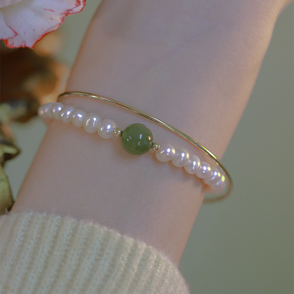 Glamour • Freshwater pearl & Emerald Jade stone bracelet
